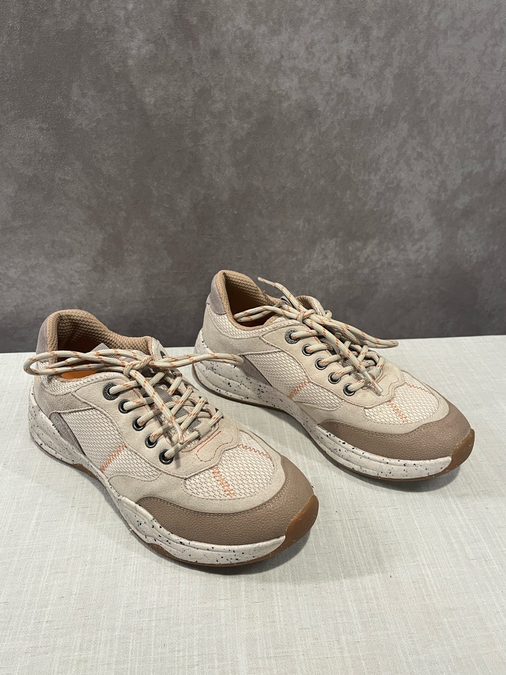 Taos Advance Women's Beige and Tan Neutral Sneakers size 8 new
